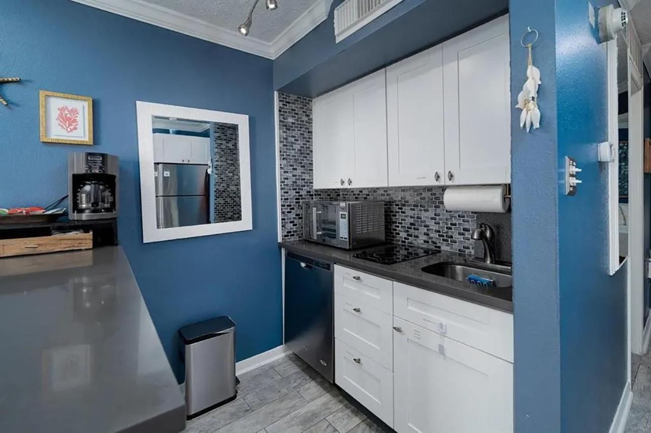 Front Retreat - Ocean View - Across St - Newly Renovated - 2 Heated Pools - Hot Tubs - Tennis - Gym - Kids Pool - Bbq Galveston