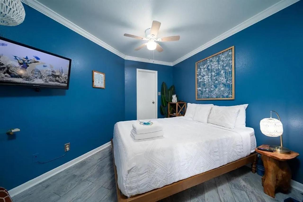 Front Retreat - Ocean View - Across St - Newly Renovated - 2 Heated Pools - Hot Tubs - Tennis - Gym - Kids Pool - Bbq Galveston