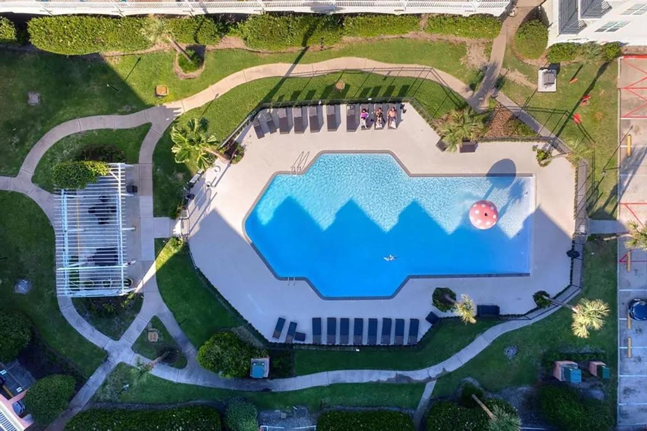 Front Retreat - Ocean View - Across St - Newly Renovated - 2 Heated Pools - Hot Tubs - Tennis - Gym - Kids Pool - Bbq Galveston