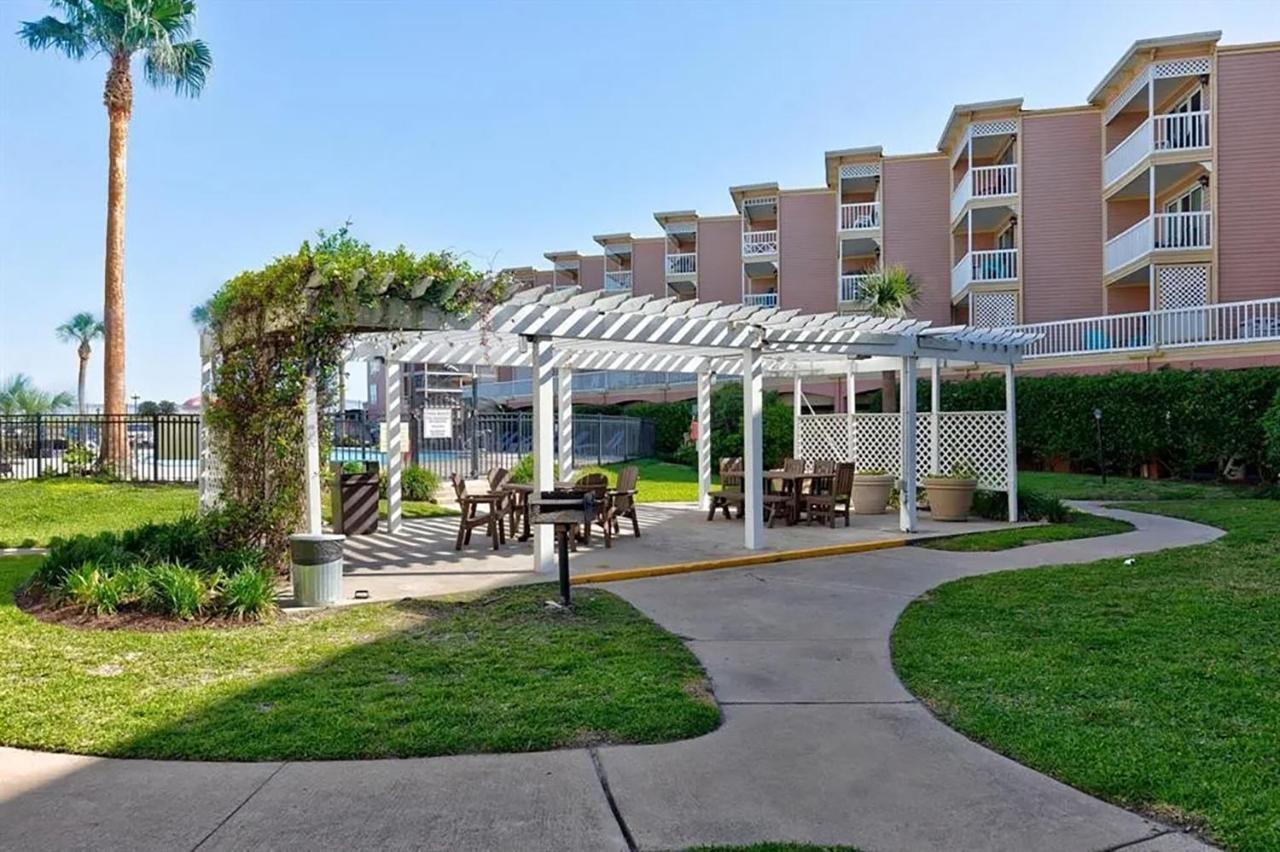 Front Retreat - Ocean View - Across St - Newly Renovated - 2 Heated Pools - Hot Tubs - Tennis - Gym - Kids Pool - Bbq Apartment Galveston