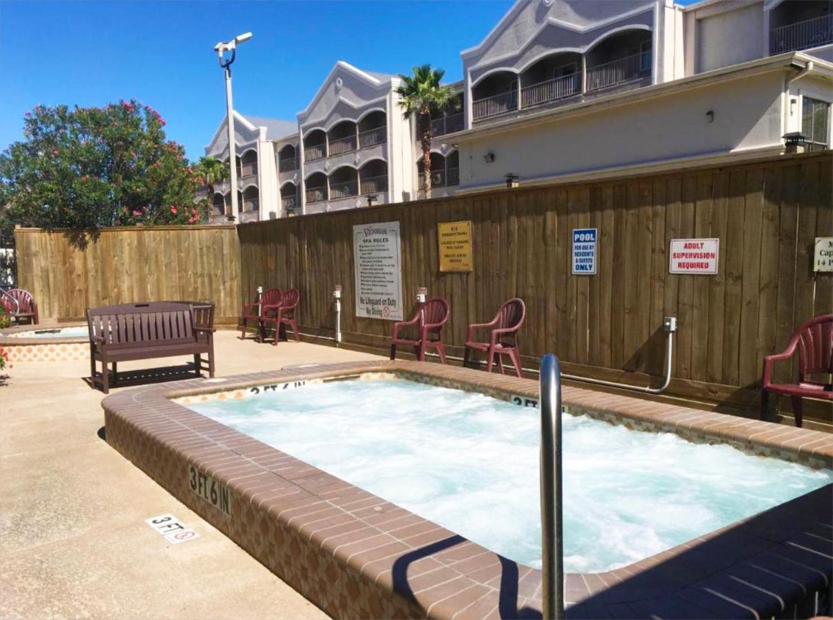 Apartment Front Retreat - Ocean View - Across St - Newly Renovated - 2 Heated Pools - Hot Tubs - Tennis - Gym - Kids Pool - Bbq Galveston